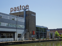 904673 Gezicht op de gebouwen van de Utrechtse Machinale Stoel- en Meubelfabriek U.M.S. Pastoe (Rotsoord 3) te Utrecht, ...